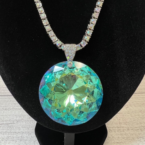 Aurora Borealis Pendant and Necklace (253) - Picture 1 of 12